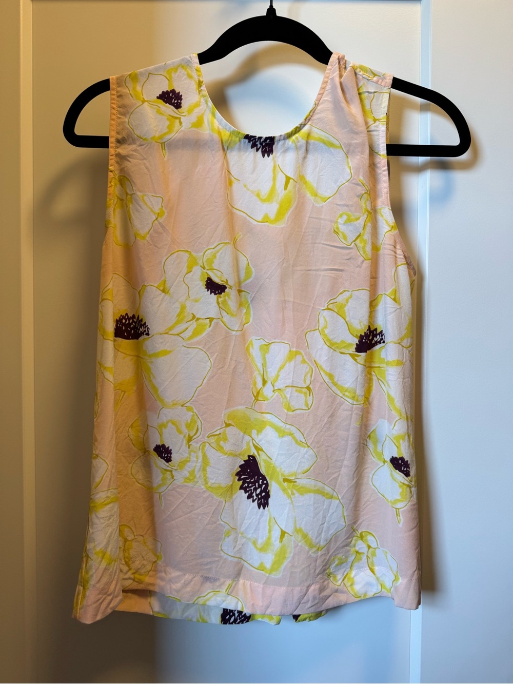Equipment Silk Women’s Sleeveless Floral Blouse in Pale Pink